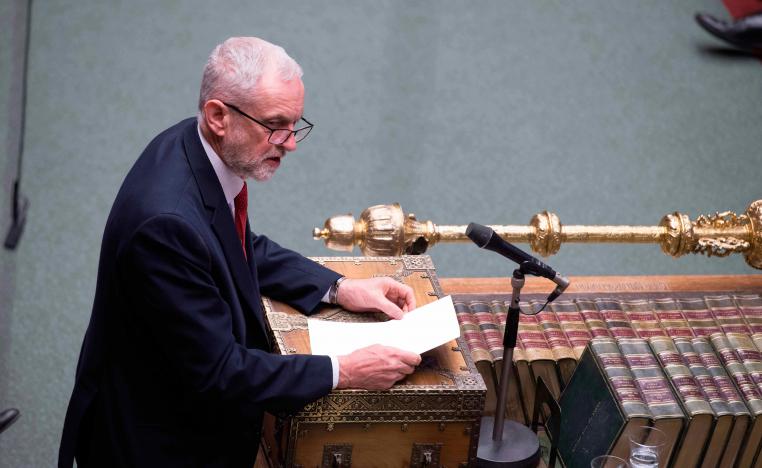 كوربين أمام خيار دعم الاستفتاء الثاني أو خسارة الملايين من الناخبين 