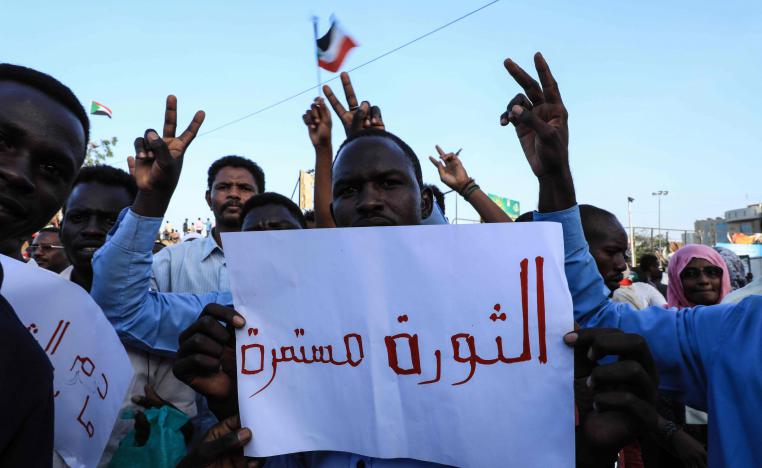 المحتجون مصرون على مشاركة حكومة مدنية في الانتقال السياسي 