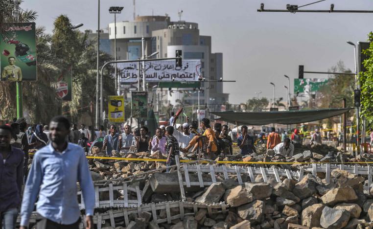 المحتجون يرفضون فض الاعتصام أمام القيادة العامة للجيش