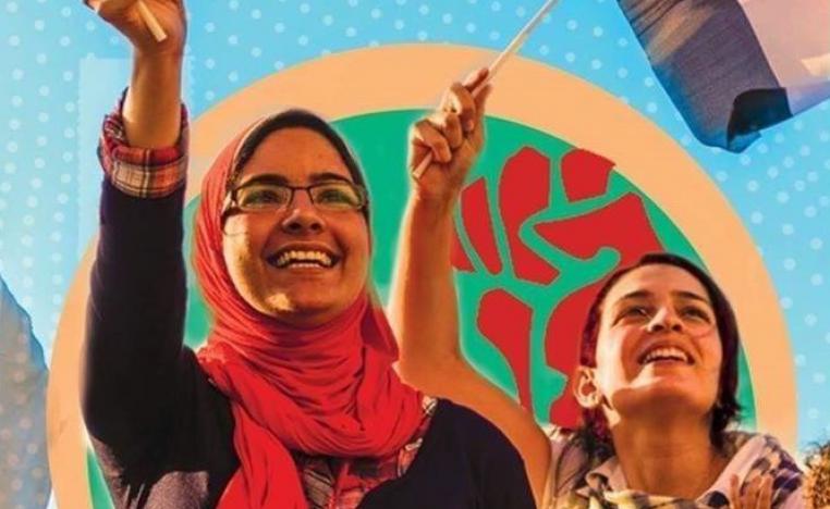 صورة لفتاتين مصريتين ترفعان علم البلاد على غلاف رواية 'بنات 6 أبريل' 