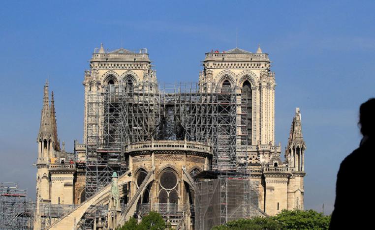 رجل مسن يحمل شريطا من الثوم في معرض إسباني