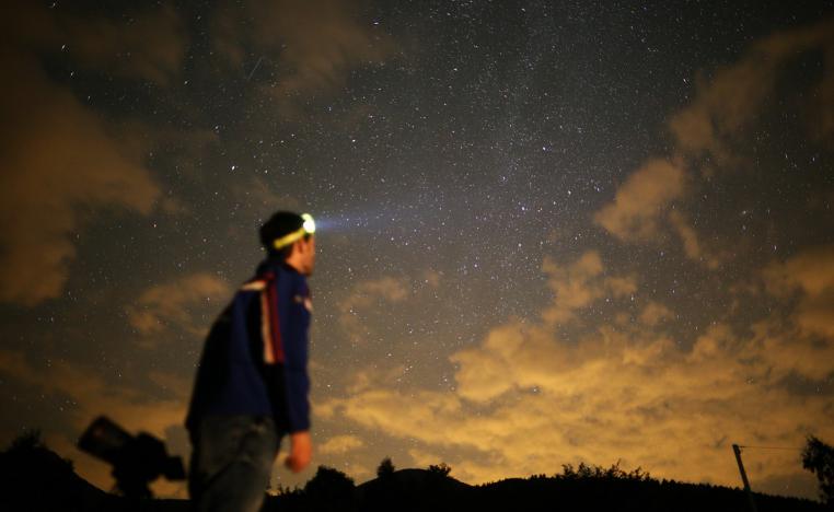 مصور ايطالي يستعد لالتقاط صور لشهب من النيازك في العام 2015