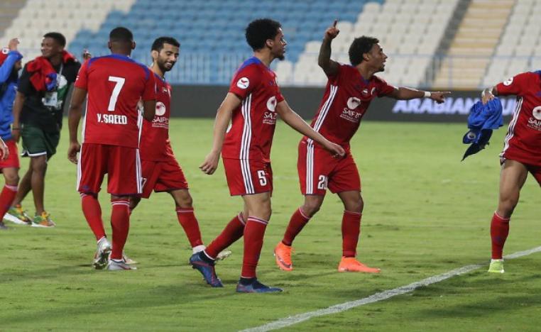 لاعبو الشارقة يحتفلون بالفوز على بني ياس (من حساب النادي الرسمي على تويتر)