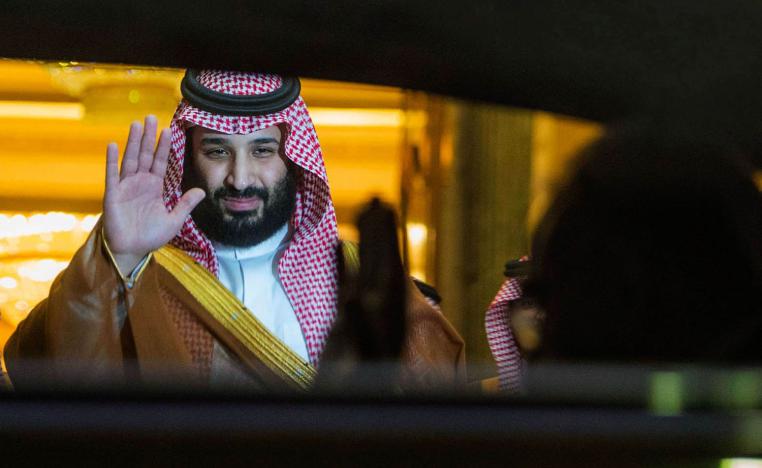 ولي العهد السعودي الأمير محمد بن سلمان يلوح مودعا لرئيس الوزراء العراقي عادل عبدالمهدي