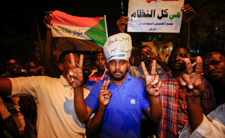 متظاهرون في الخرطوم يطالبون بإزاحة المجلس العسكري