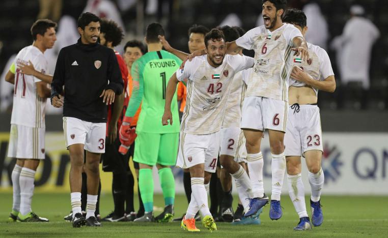 البرازيلي ليوناردو يحتفل مع رفقاقه بالفوز على الريان