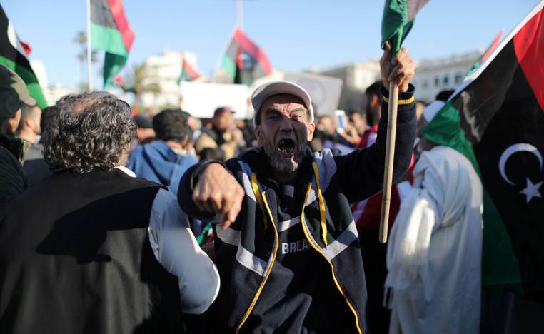 ليبي يتظاهر وسط طرابلس ضد هجوم الجيش الليبي على الميليشيات
