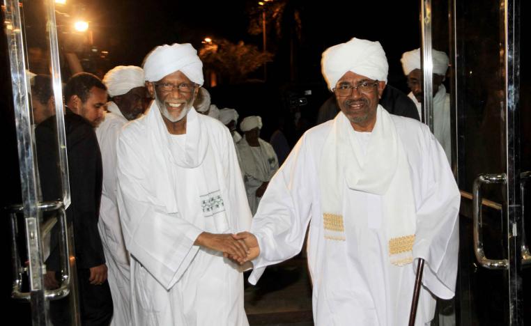 الرئيس السوداني المخلوع عمر البشير مع مراقب الأخوان في السودان حسن الترابي عام 2014