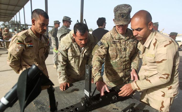 جنود اميركيين وعراقيين اثناء التدريب على السلاح
