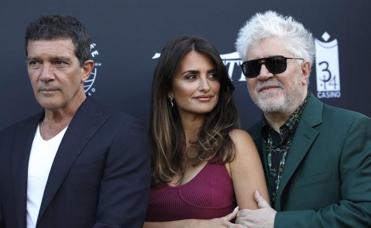 بينيلوبي كروز  وأنطونيو بانديراس مع المخرج الإسباني بيدرو ألمودوبار