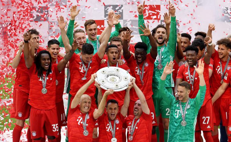 آرين روبن من بايرن ميونيخ ورافينا وفرانك ريبيري بالبطولة بعد فوزهم بلقب الدوري الألماني لكرة القدم 