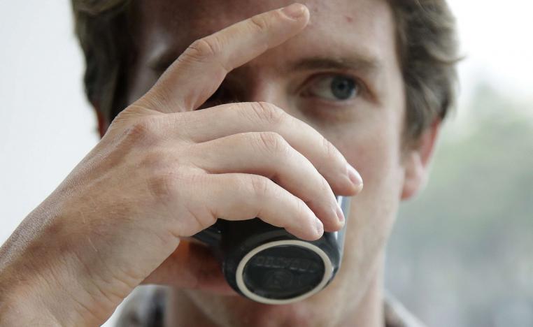 شاب يتذوق في مطعم بسان فرانسيسكو ما يطلق عليها أغلى قهوة في العالم