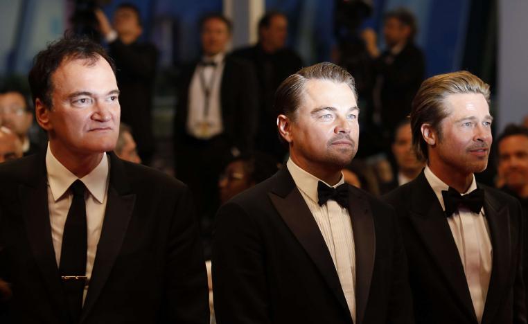 المخرج كوينتن تارانتينو  والنجمان ليوناردو دي كابريو وبراد بيت