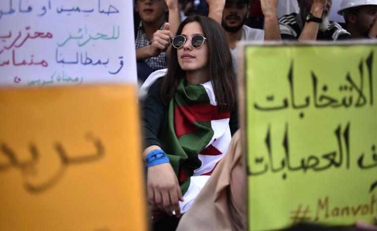 جزائرية في تظاهرة في الجزائر ترفض صيغة الانتخابات القادمة