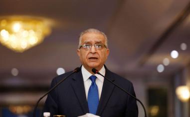 وزير الخارجية العراقي محمد علي الحكيم في مؤتمر صحفي في بغداد
