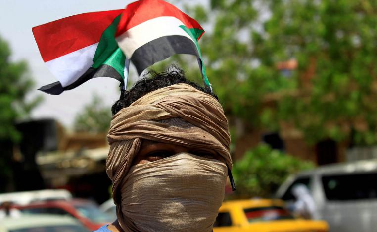سوداني يتظاهر في الخرطوم من أجل وصاية مدنية على المرحلة الانتقالية