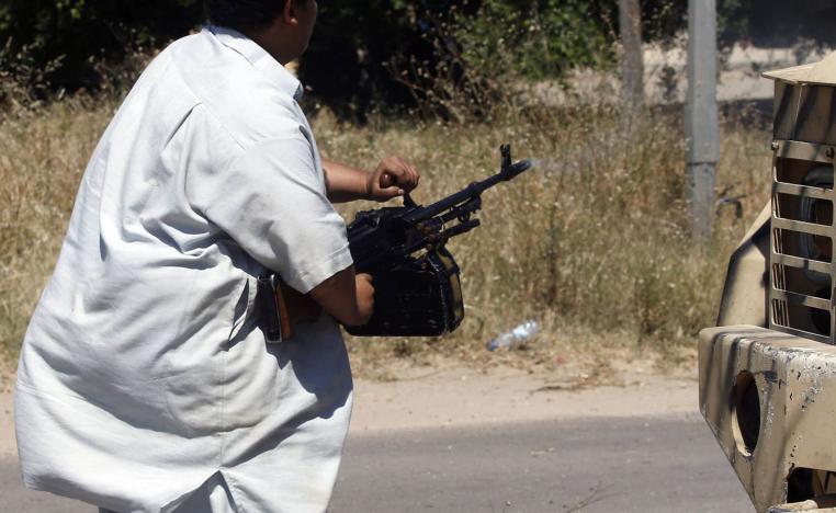 مقاتل موالي لميليشيا طرابلس يطلق النار باتجاه قوات الجيش الليبي