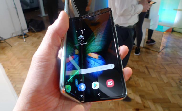 هاتف سامسونغ القابل للطبي