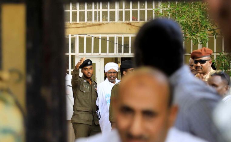 البشير عاد إلى السجن في خرطوم بحري بعد توجيه الاتهامات له