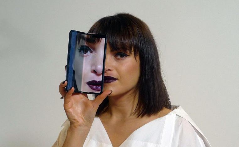 زبونة تعاين هاتف غالاكسي فولد في لندن