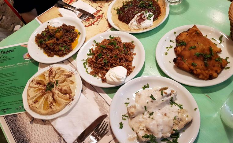 أطباق متنوعة في مهرجان طعام اللاجئين