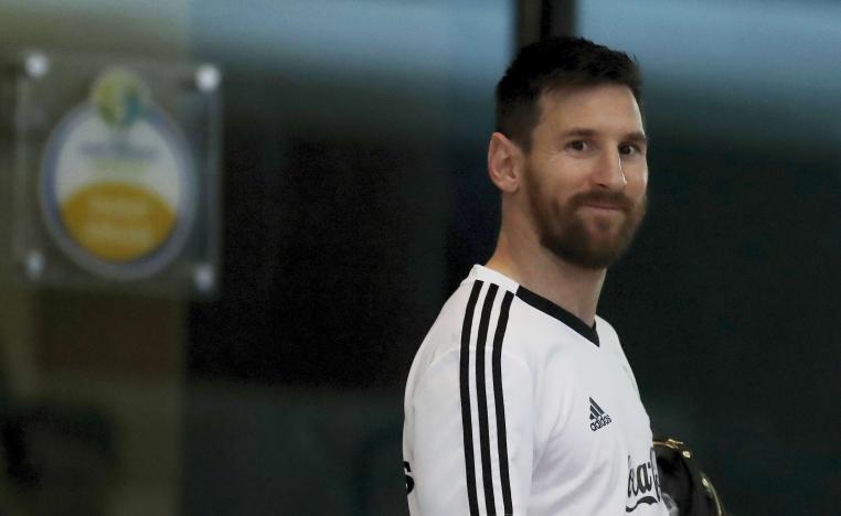 ميسي والجماهير يريدا اللقب القاري