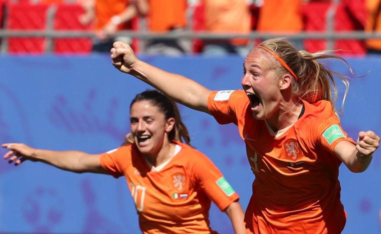 هولندا تصطدم بالسويد