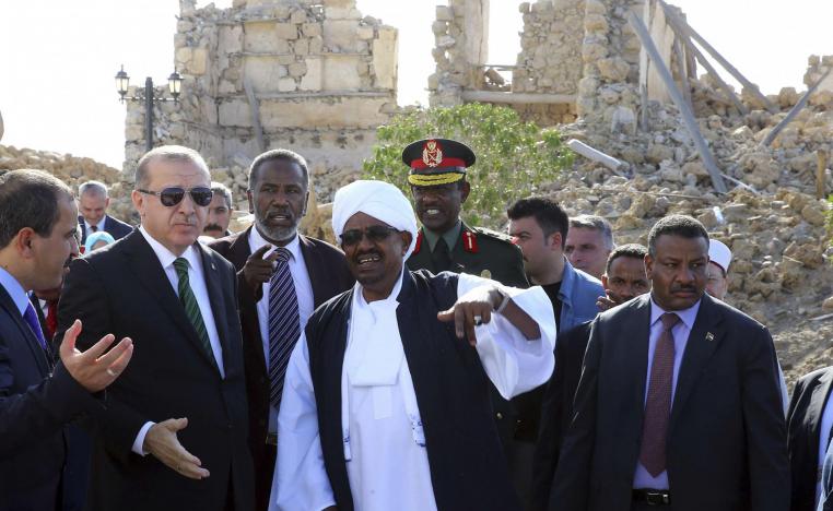 الرئيس التركي رجب طيب اردوغان والرئيس السوداني المعزول عمر البسير