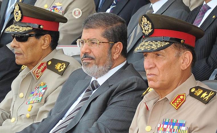 الرئيس المصري الأسبق محمد مرسي بين وزير الدفاع حسين طنطاوي ورئيس الأركان سامي عنان (2012)