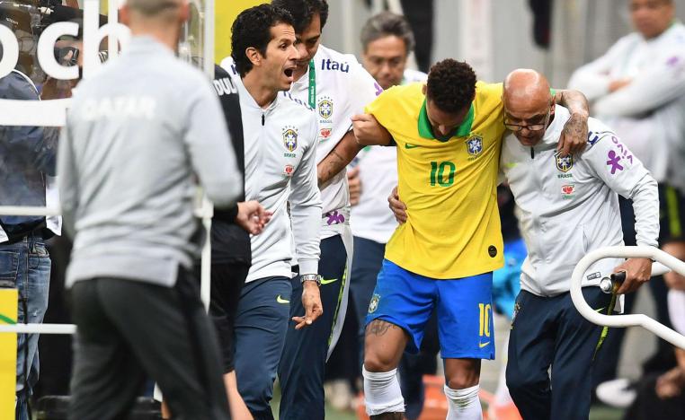 نيمار يعانى من 'التواء' في الكاحل