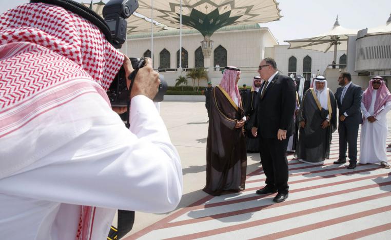 وزير الخارجية الأميركي مايك بومبيو ووزير الدولة للشؤون الخارجية السعودي عادل الجبير في مطار الرياض