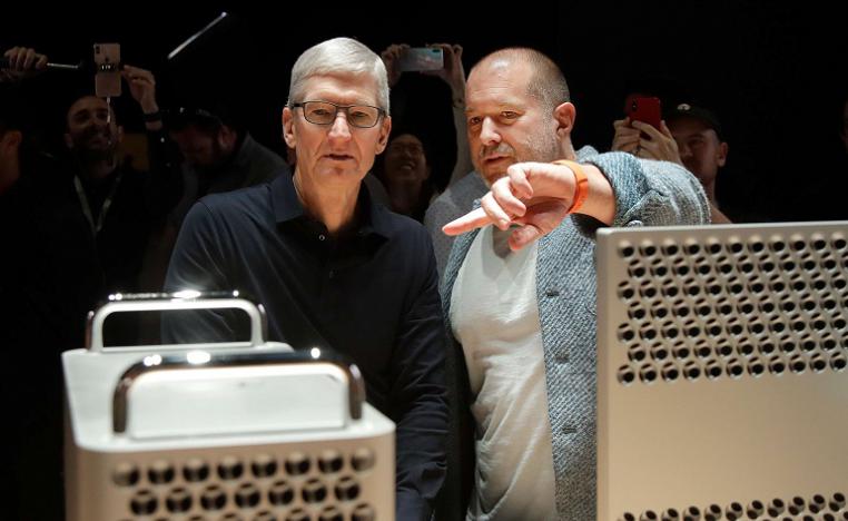 جوني إيف وتيم كوك