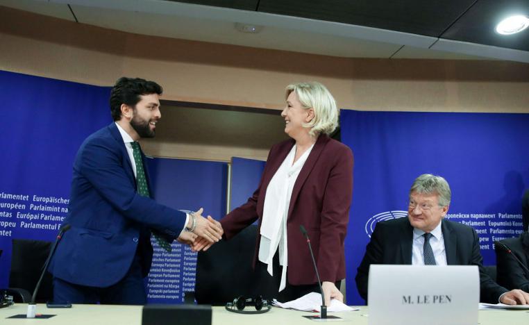 عضو حزب الرابطة اليمينية المتطرفة في إيطاليا ماركو زاني يصافح رئيسة مارين لوبان 