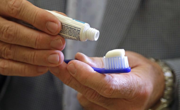 تنظيف الأسنان