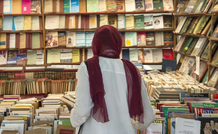 قارئة مغربية تطالع الكتب في أحد المعارض في المغرب