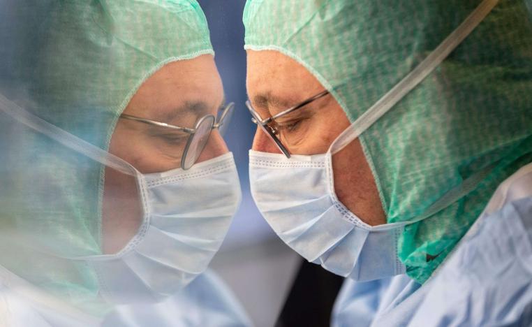 طبيب صيدلاني يحضر دواء في مختبر فرنسي بباريس