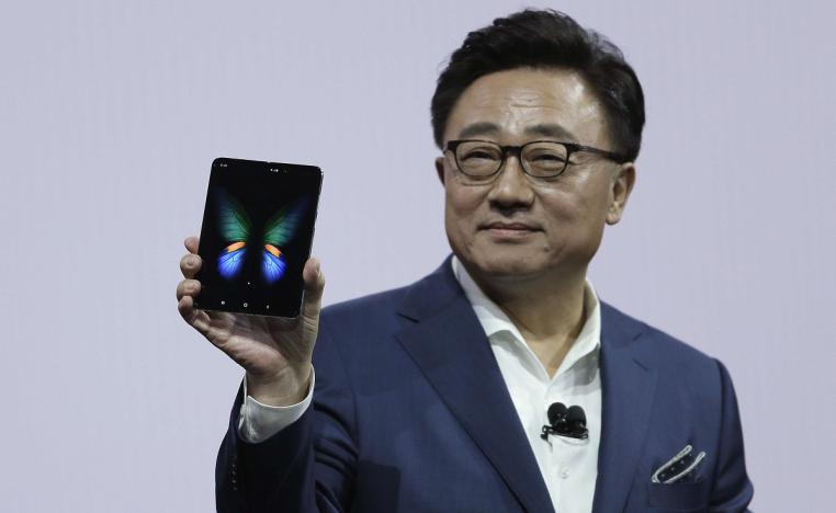 رئيس مجلس إدارة شركة سامسونغ يعرض هاتف غالاكسي فولد القابل للطي 