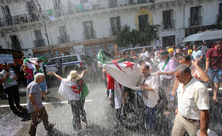 رش مياه على متظاهرين جزائريين بسبب الحر