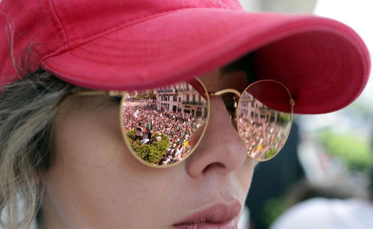 جزائرية تشارك في احتفال شعبي بعيد الاستقلال