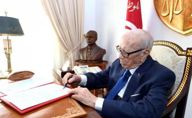 الرئيس التونسي الباجي قائد السبسي في مكتبه الذي يزدان بتمثال الرئيس الراحل الحبيب بورقيبة