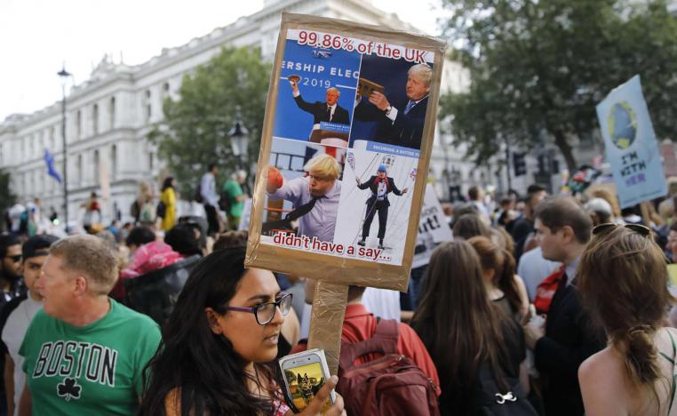 متظاهرون ضد تولية جونسون رئاسة الحكومة البريطانية