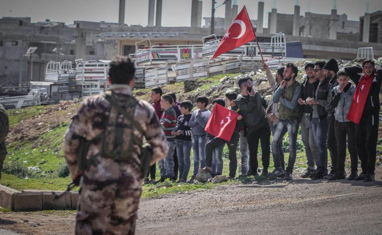 سوريون يرفعون الأعلام التركية في إدلب