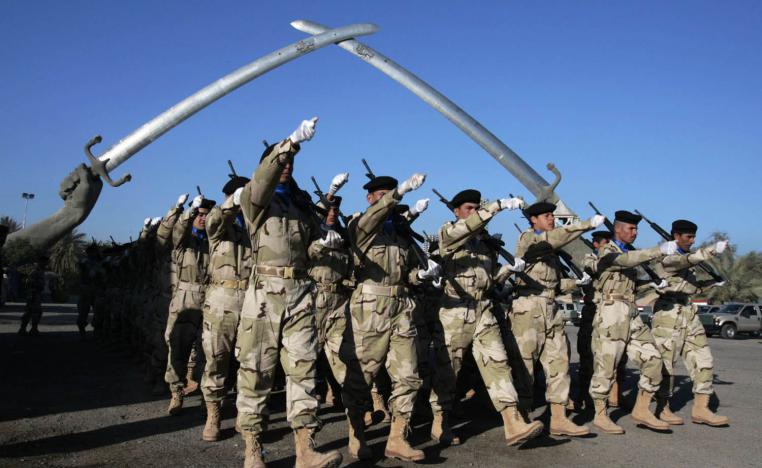 جنود عراقيون يستعرضون في ساحة الاحتفالات وسط بغداد