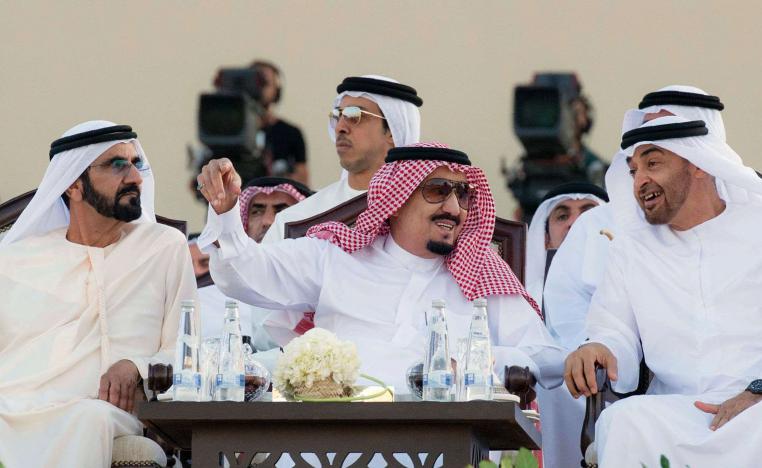 الملك سلمان يتوسط الشيخين محمد بن زايد آل نهيان ولي عهد أبوظبي ومحمد بن راشد آل مكتوم حاكم دبي ونائب رئيس دولة الإمارات 