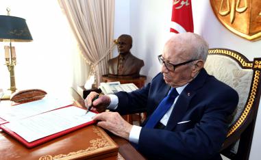 قائد السبسي يرفض التوقيع على القانون