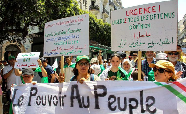 السلطة بيد الشعب الذي يطالب برحيل الحكومة