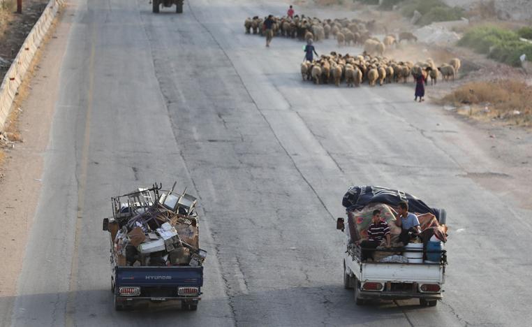 نزوح سكان مناطق التصعيد حول إدلب هروبا من القصف