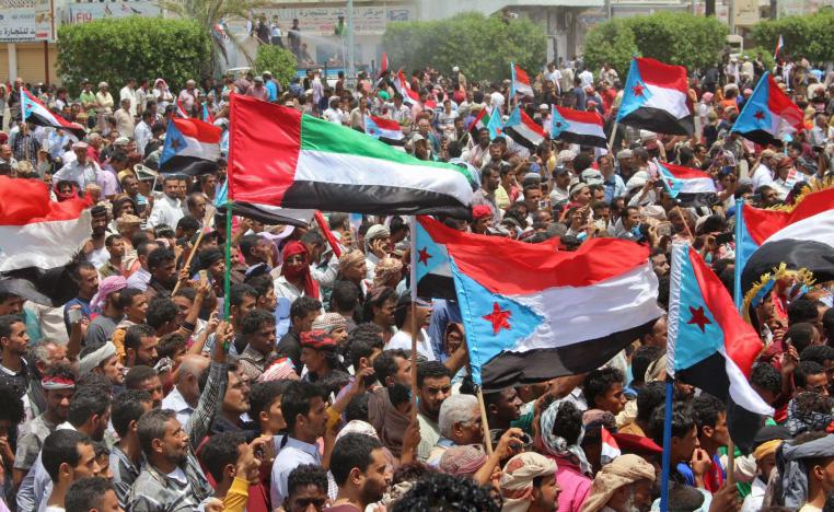 اليمنيون في الجنوب يرفعون اعلام الامارات والسعودية لدورهما في حفظ الاستقرار 