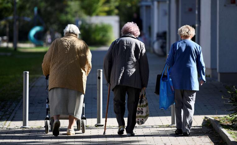 نساء مسنات يمارسن رياضة المشي