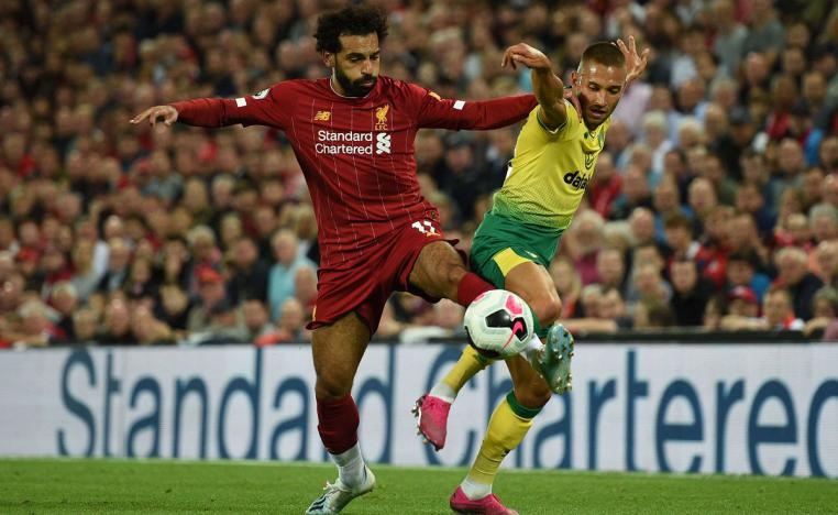 محمد صلاح يتنافس مع اللاعب الألماني موريتز ليتنر خلال مباراة ليفربول ونورويتش سيتي 